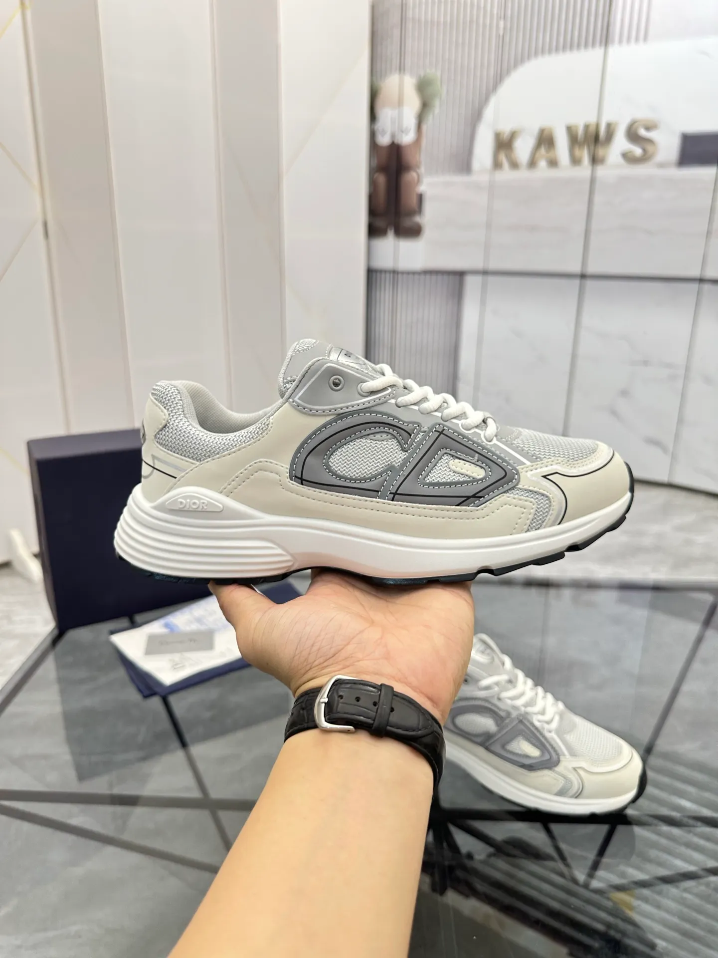 Men's shoes: 💰P400¥ Available in Guangzhou Product trademark: Dior* "Dior*" low-top casual shoes Regular size: 35-46 (can be customized to 47) Couple style Product materials: Upper imported cowhide stitched with original fabric, breathable lining, ultra-light foam original outsole. No.: 007
